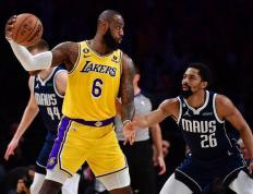 开云体育-独行侠斩落雄鹿，詹姆斯成为关键先生