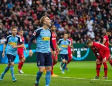 开云官网-勒沃库森球迷热情助威，促进球队士气飙升