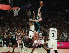 开云APP-开拓者主场大胜活塞，利拉德砍下36分