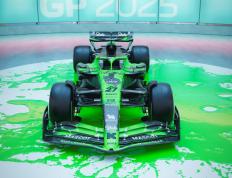 开云体育-索伯车队轻取法拉利，佩雷兹惊艳四座