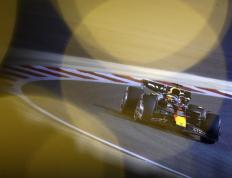 开云体育在线-阿斯顿马丁险胜法拉利，塞恩斯点燃赛场