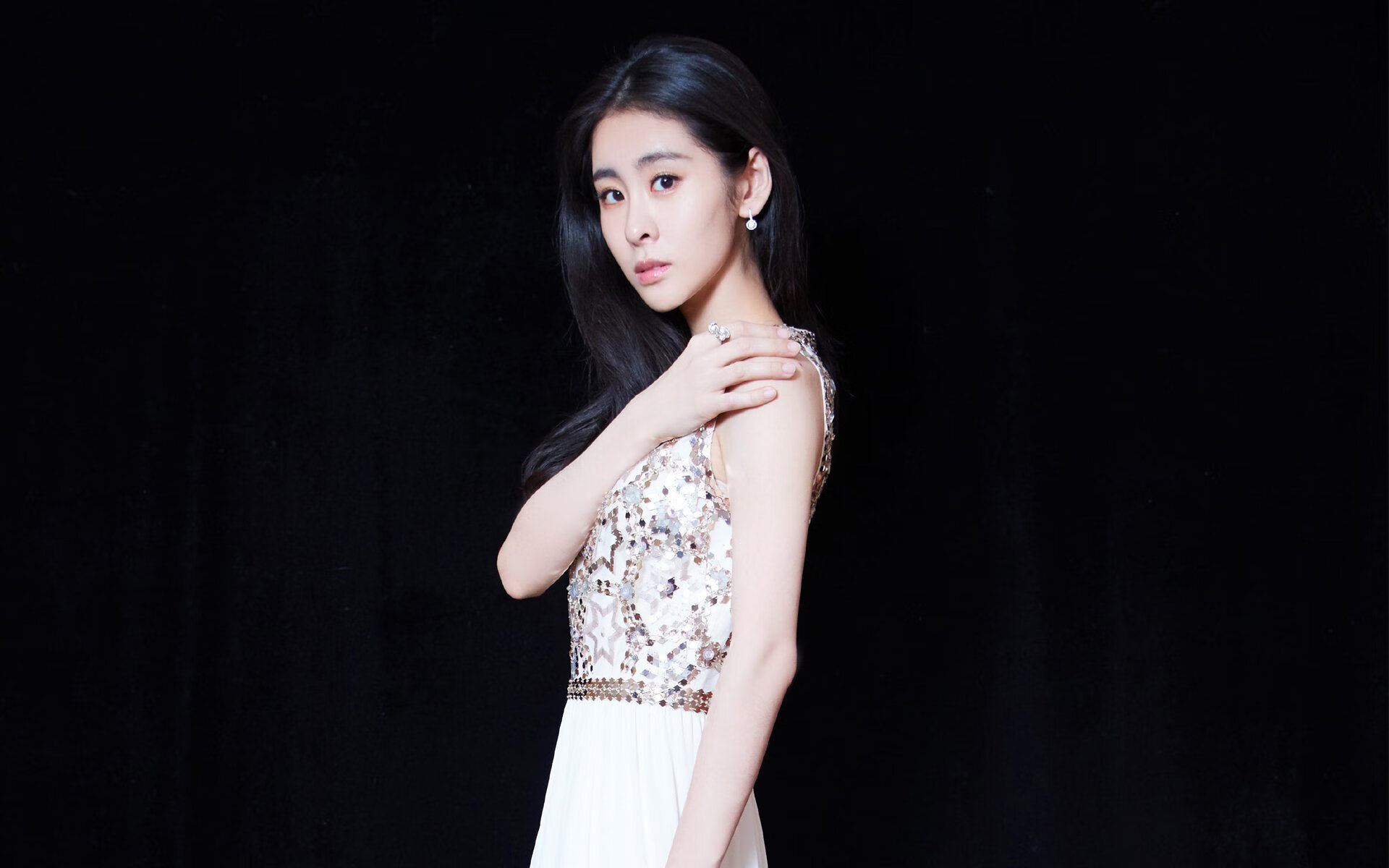 开云平台-双线战场的破晓，当凯恩冲破心魔时，F1引擎正在巴林轰鸣