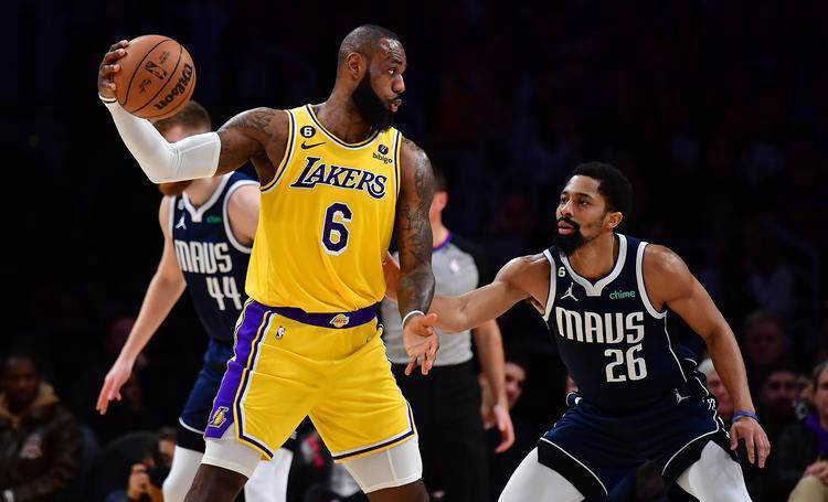 开云体育-独行侠斩落雄鹿，詹姆斯成为关键先生