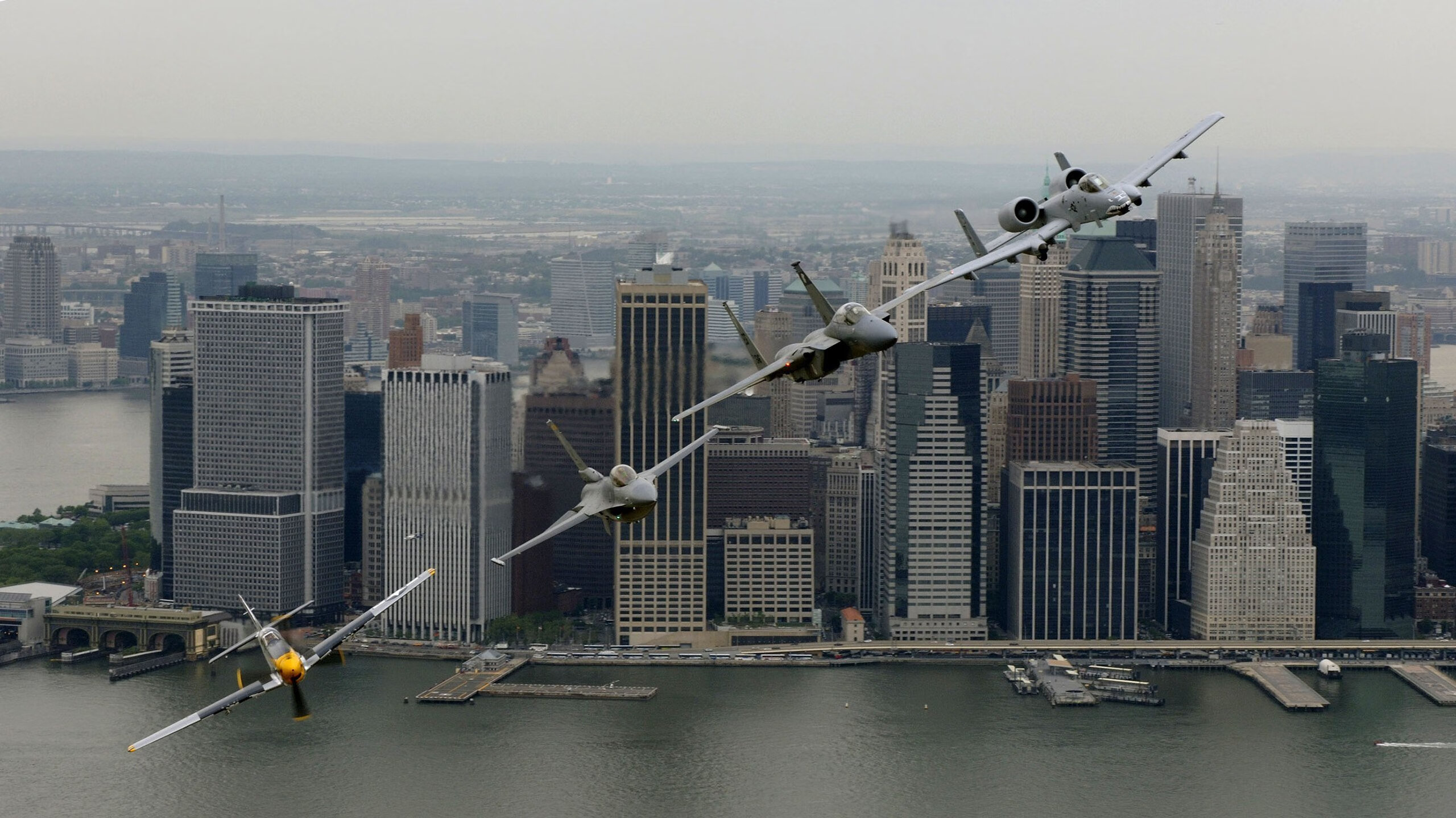 开云体育在线-极速与红蓝的碰撞，当F1争冠战在洪都拉斯变成国家德比